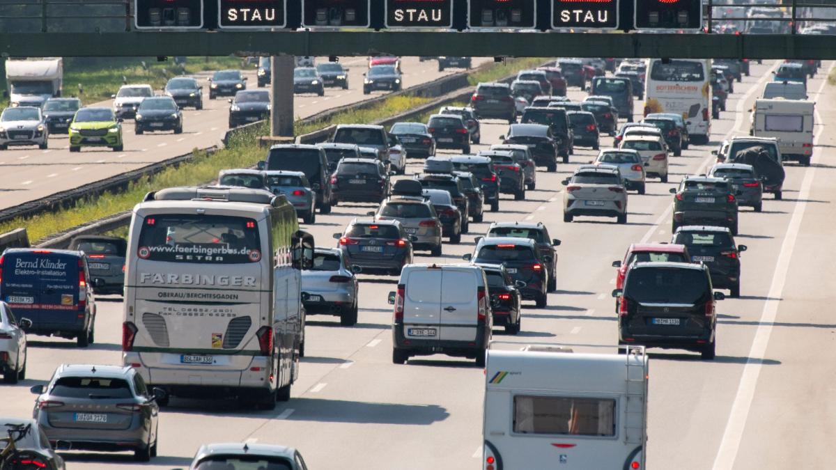 Stau auf der A9 zwischen Denkendorf und Lenting Richtung München: Autofahrer brauchen Geduld