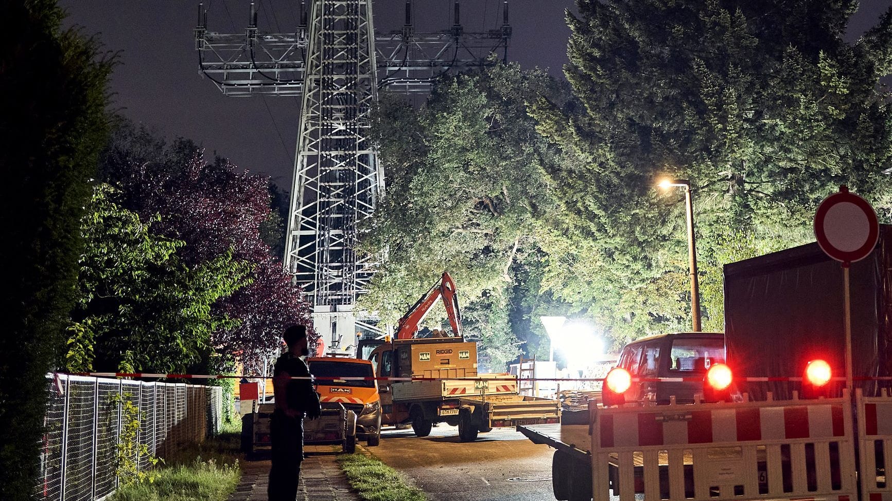 Reparaturarbeiten an einem beschädigten Strommast: Durch den Stromausfall stürzte eine Seniorin und erlitt einen schweren Bruch.