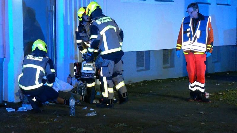 Rettungskräfte am Sonntag vor Ort: Bei der Auseinandersetzung sollen bis zu 30 Menschen involviert gewesen sein. Rettungskräfte am Sonntag vor Ort: Bei der Auseinandersetzung sollen bis zu 30 Menschen involviert gewesen sein.
