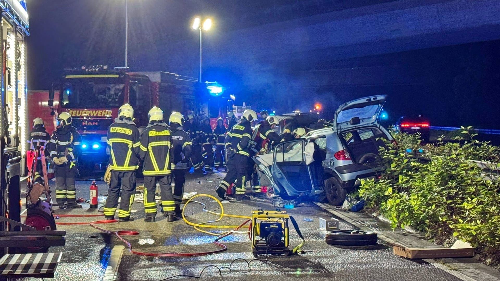 Rettungskräfte arbeiten an der Unfallstelle: Ein Geisterfahrer hat auf der Landesstraße 74 in Wuppertal mutmaßlich einen Unfall verursacht und ist dabei selbst ums Leben gekommen.