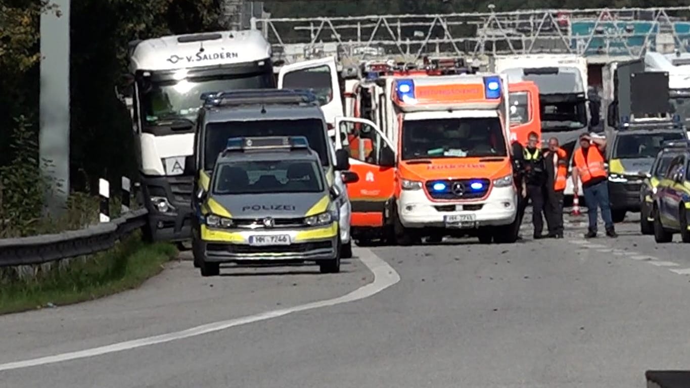 Rettungskräfte auf der A1: Ein Lkw-Fahrer ist am Montag offenbar nach einem medizinischen Notfall bei Hamburg gestorben. Rettungskräfte auf der A1: Ein Lkw-Fahrer ist am Montag offenbar nach einem medizinischen Notfall bei Hamburg gestorben.