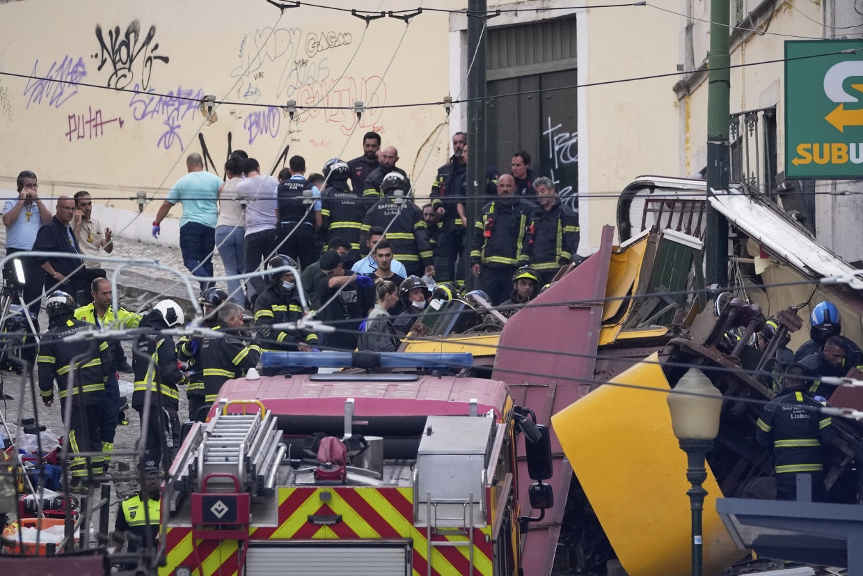 Rettungskräfte sichern in Portugals Hauptstadt die Unglücksstelle ab.