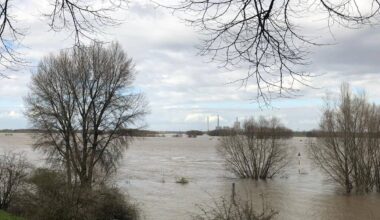 350 Helfer trainieren in Duisburg Schutz vor Hochwasser