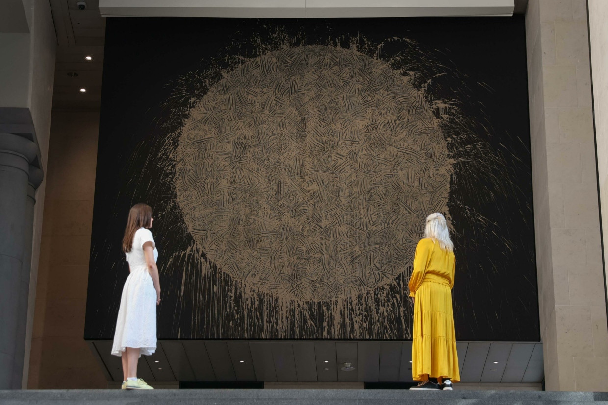 Richard Long's Werk „Mud Sun“ im Sainsbury Wing