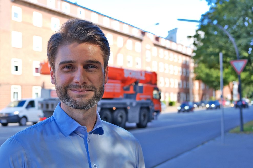 Marcel Bulawa steht an der Dennerstraße.