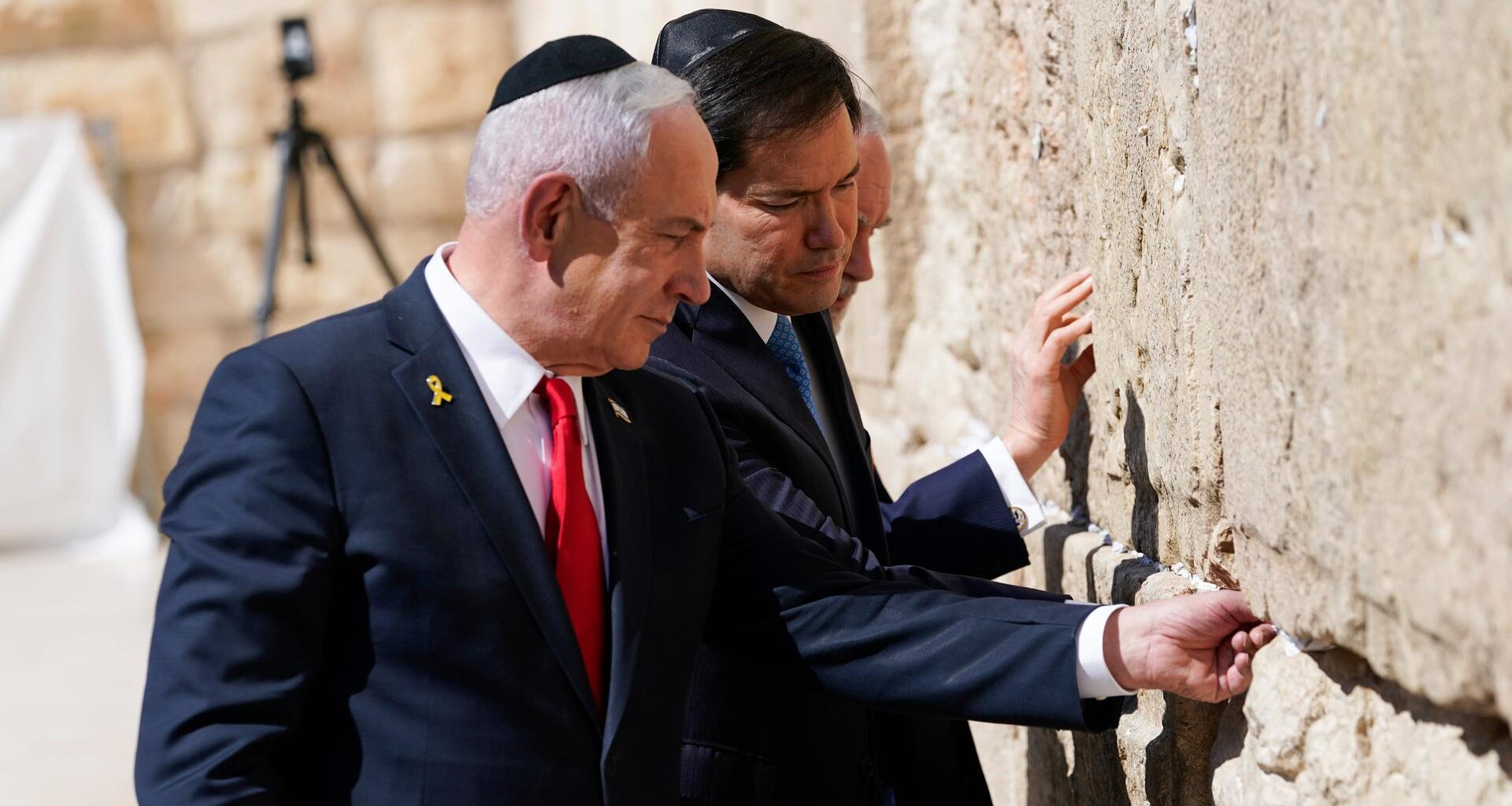 Benjamin Netanjahu und Marco Rubio berühren die Kalksteinwand der Klagemauer.