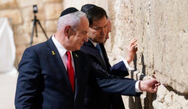 Benjamin Netanjahu und Marco Rubio berühren die Kalksteinwand der Klagemauer.