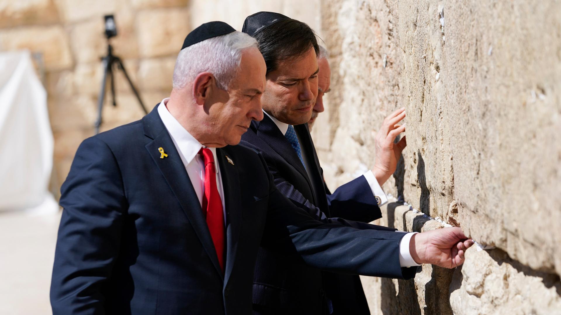Benjamin Netanjahu und Marco Rubio berühren die Kalksteinwand der Klagemauer.