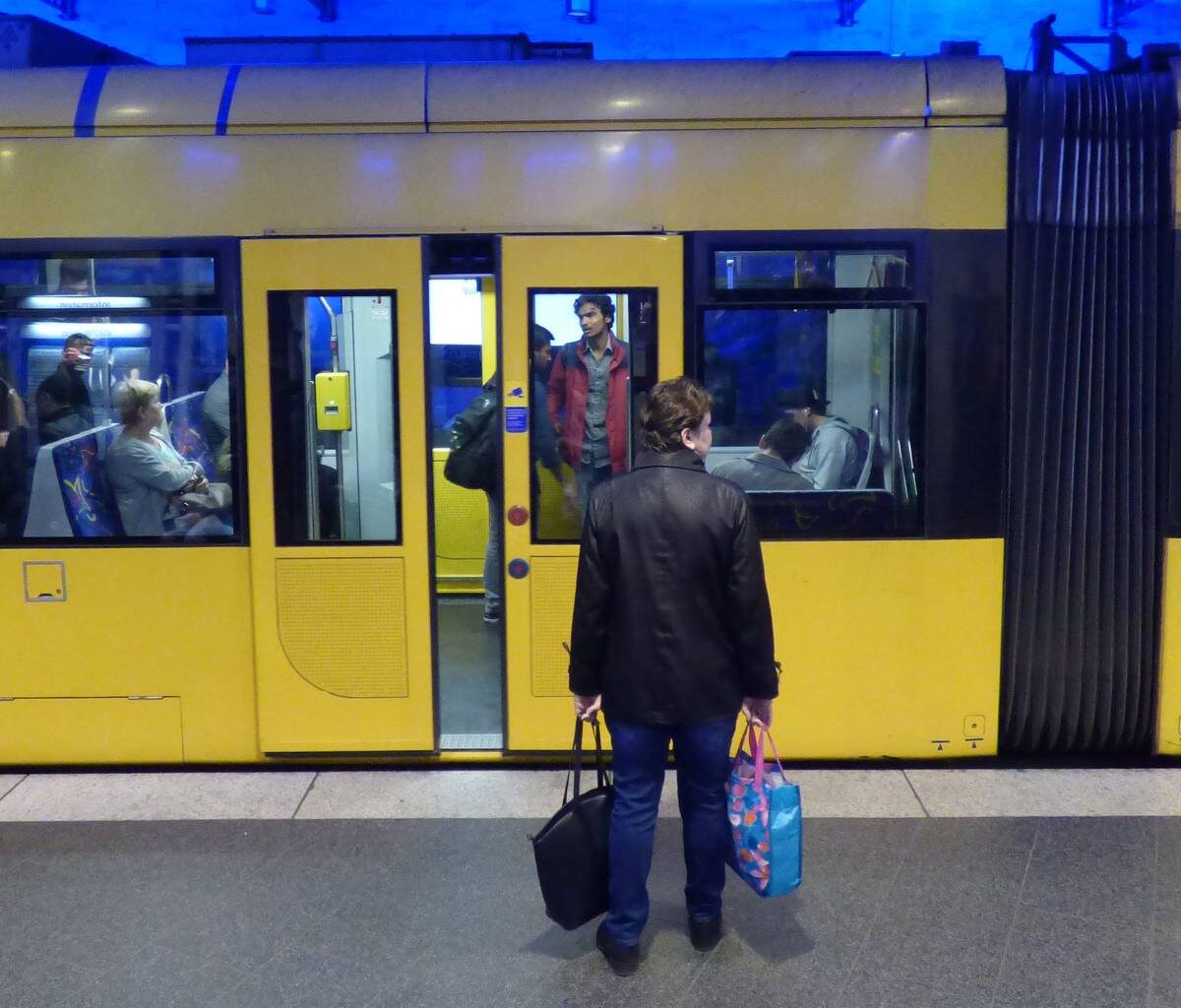 Jeanette Biedermann in Essen - Musik in der U-Bahn-Station