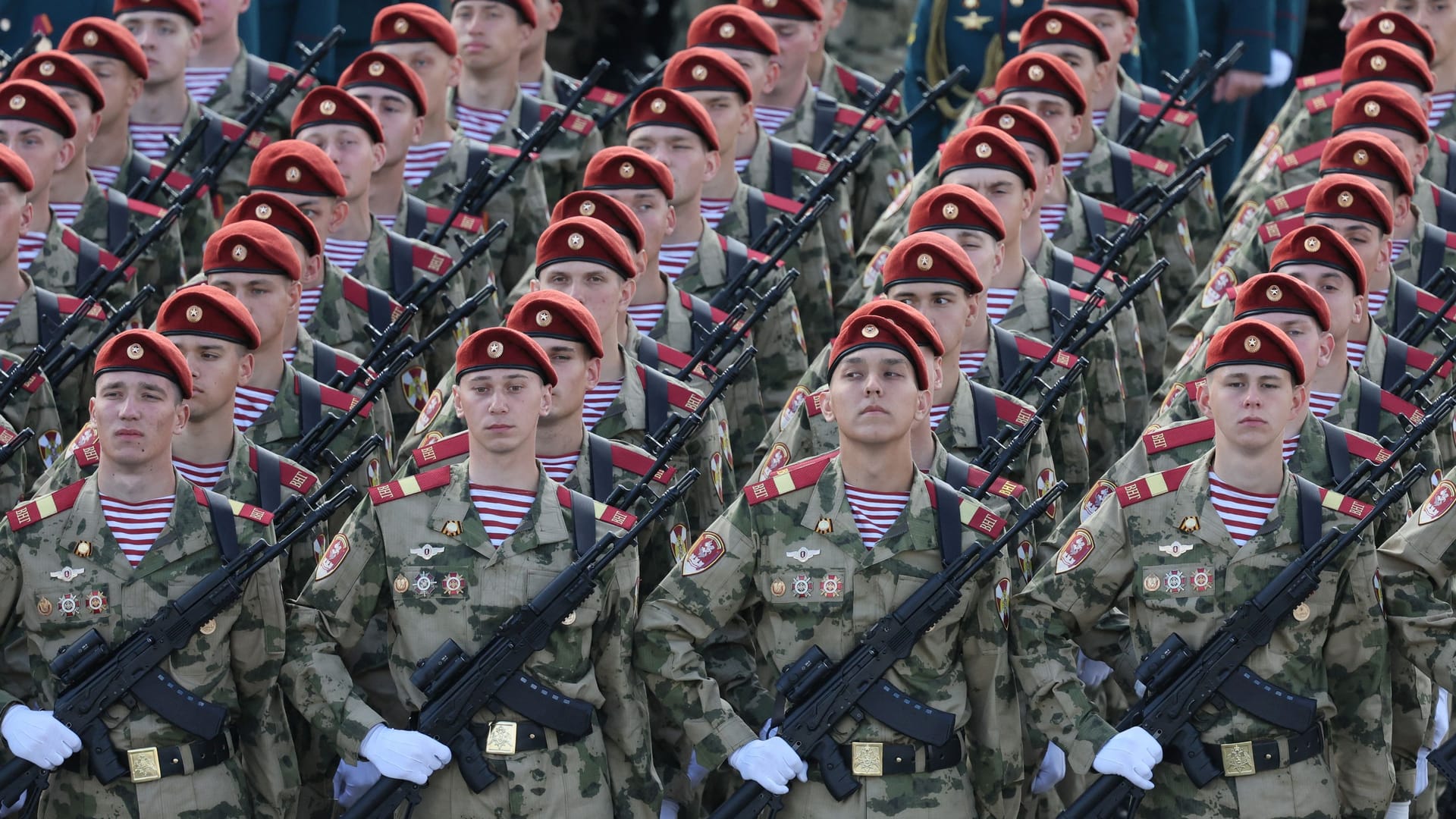 Russische Soldaten (Archivbild): Wladimir Putin hat keine Exit-Option aus dem Krieg, sagen die Journalisten Gesine Dornblüth und Thomas Franke.