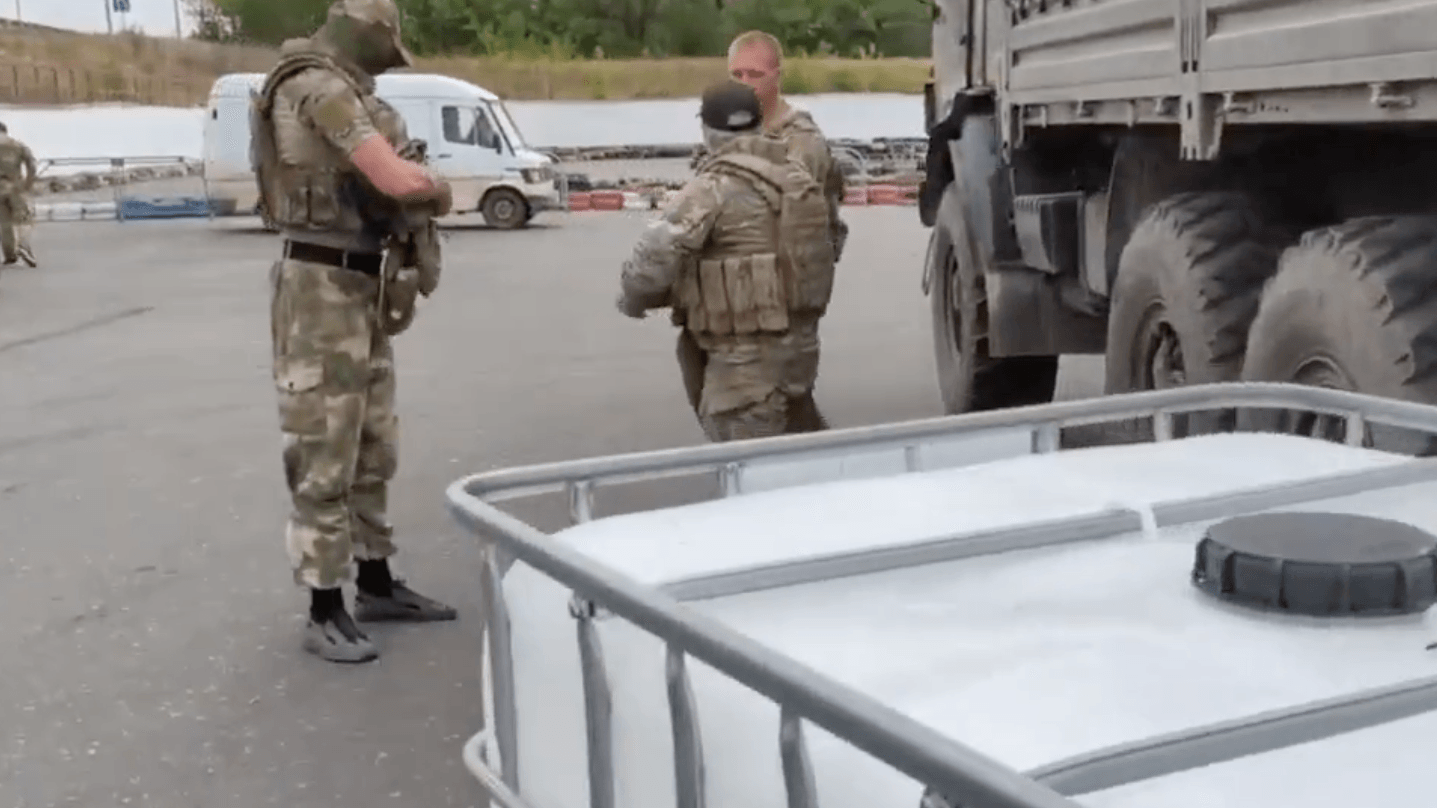 Russische Soldaten stehen auf dem Parkplatz eines Supermarktes in Donezk.