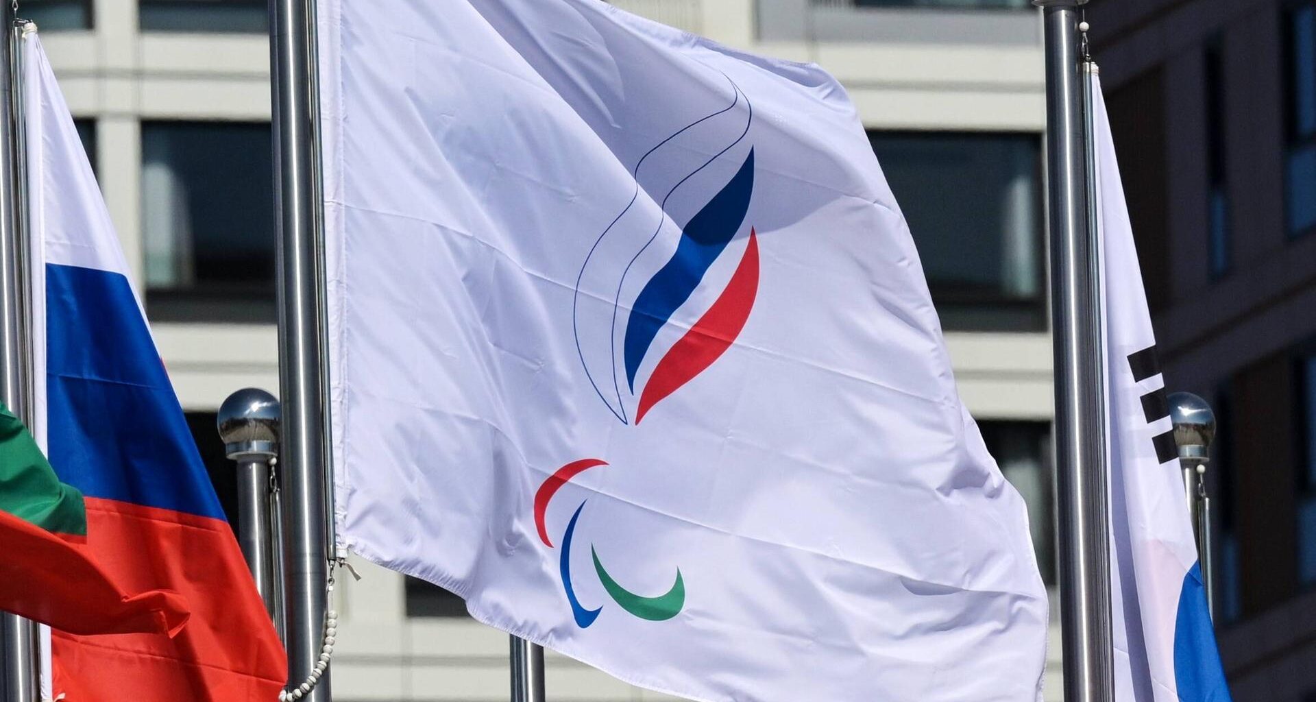 Blick auf die Flagge des Paralympischen Komitees von Russland.