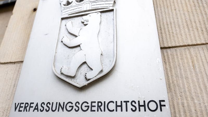 Schild mit der Aufschrift "Verfassungsgerichtshof" (Symbolbild): Der Streit zwischen Senat und AfD um Vornamen von Straftätern geht in eine neue Runde.
