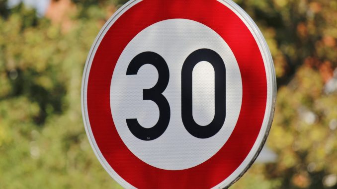 30 km/h zugelassene Höchstgeschwindigkeit