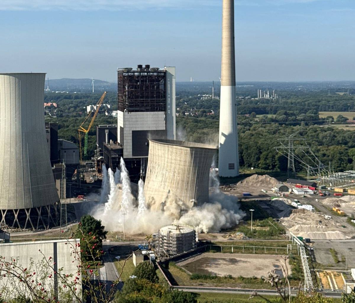 Kühlturm im Kraftwerk Scholven erfolgreich gesprengt