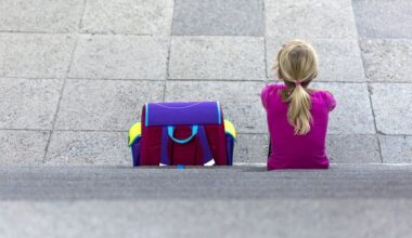 Kind nicht zu Schule angemeldet: Mutter muss 300 Euro Bußgeld zahlen