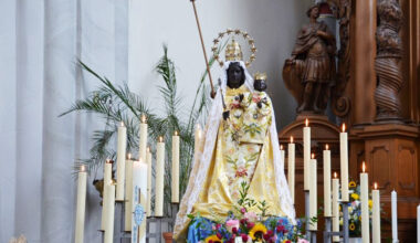 Die Schwarze Madonna umgeben von brennenden Kerzen