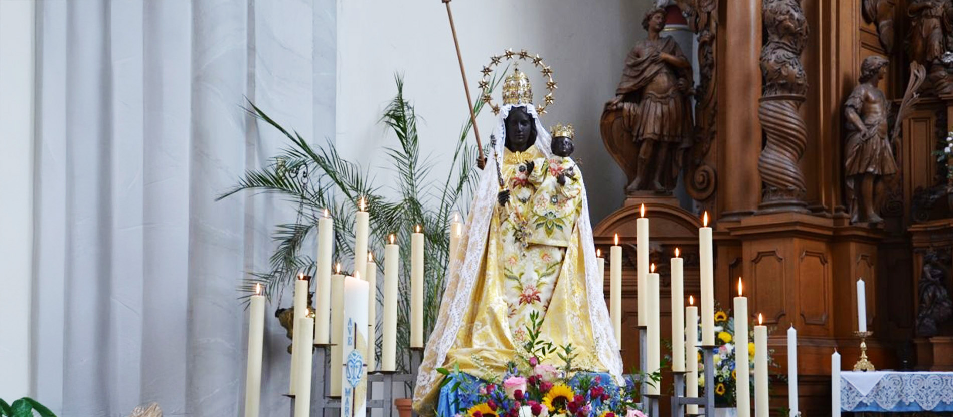 Die Schwarze Madonna umgeben von brennenden Kerzen