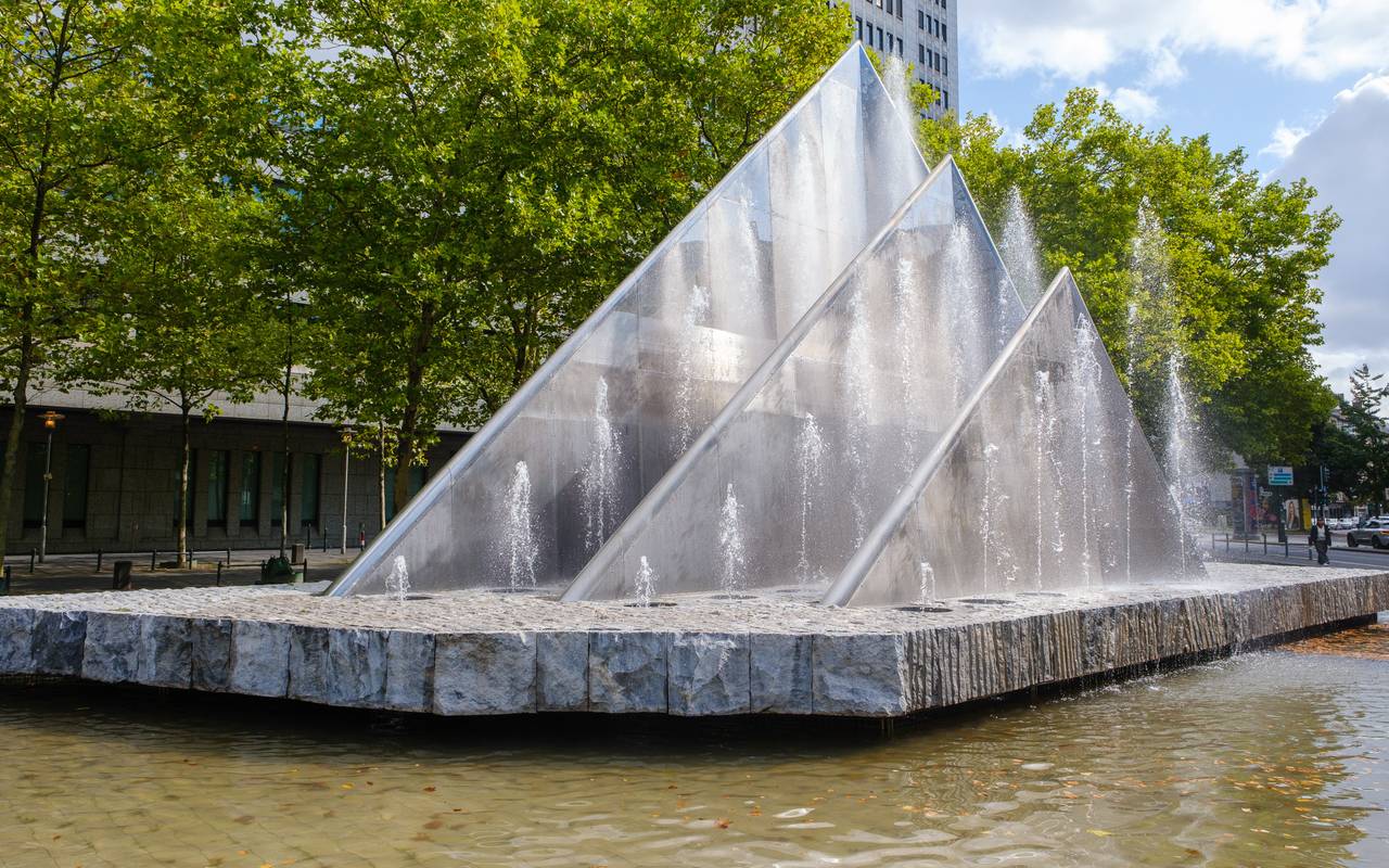 Der sprudelnde Segelbrunnen am Platz der Deutschen Einheit.