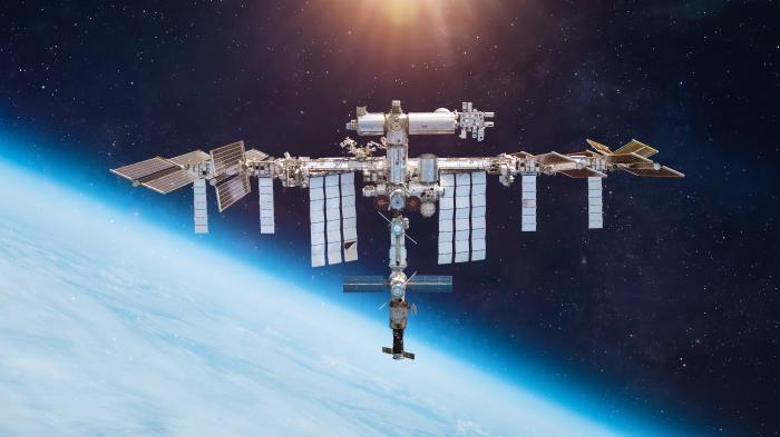 Die ISS schwebt im All
