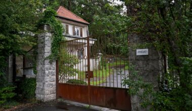 Der Eingang zu einer schlossartigen Villa mit angrenzendem Wirtschaftshof in Neu Fahrland im Heinrich-Heine-Weg. Das Anwesen soll zwangsversteigert werden.