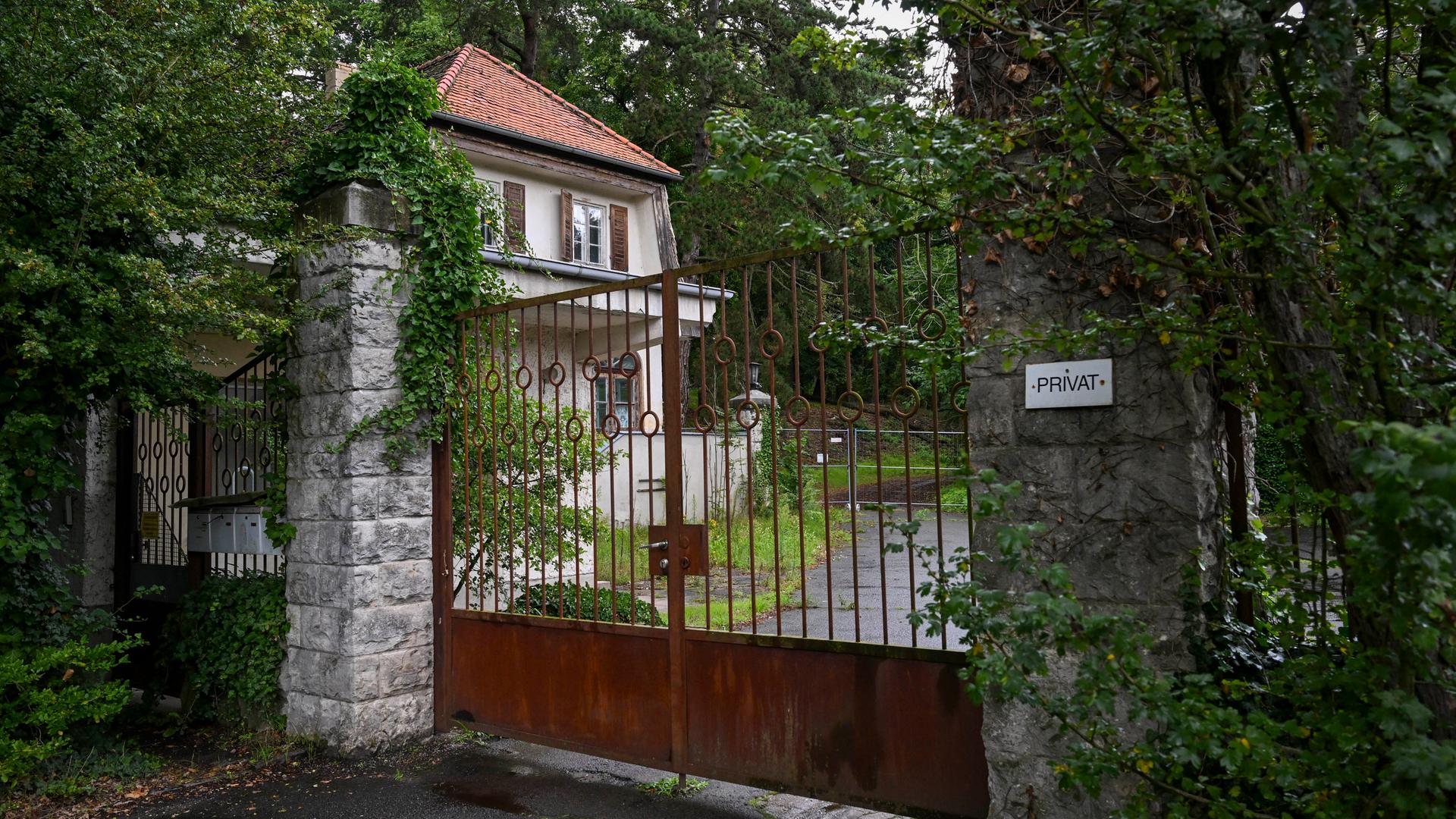 Der Eingang zu einer schlossartigen Villa mit angrenzendem Wirtschaftshof in Neu Fahrland im Heinrich-Heine-Weg. Das Anwesen soll zwangsversteigert werden.