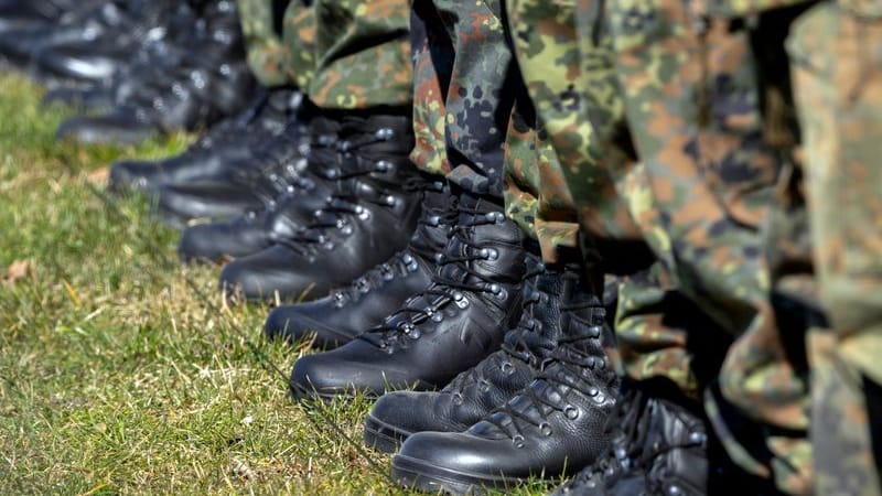 Soldaten sind angetreten (Archivbild): Die Brandenburger BSW-Landtagsfraktion kritisiert die Weitergabe von Daten für den geplanten neuen Wehrdienst.
