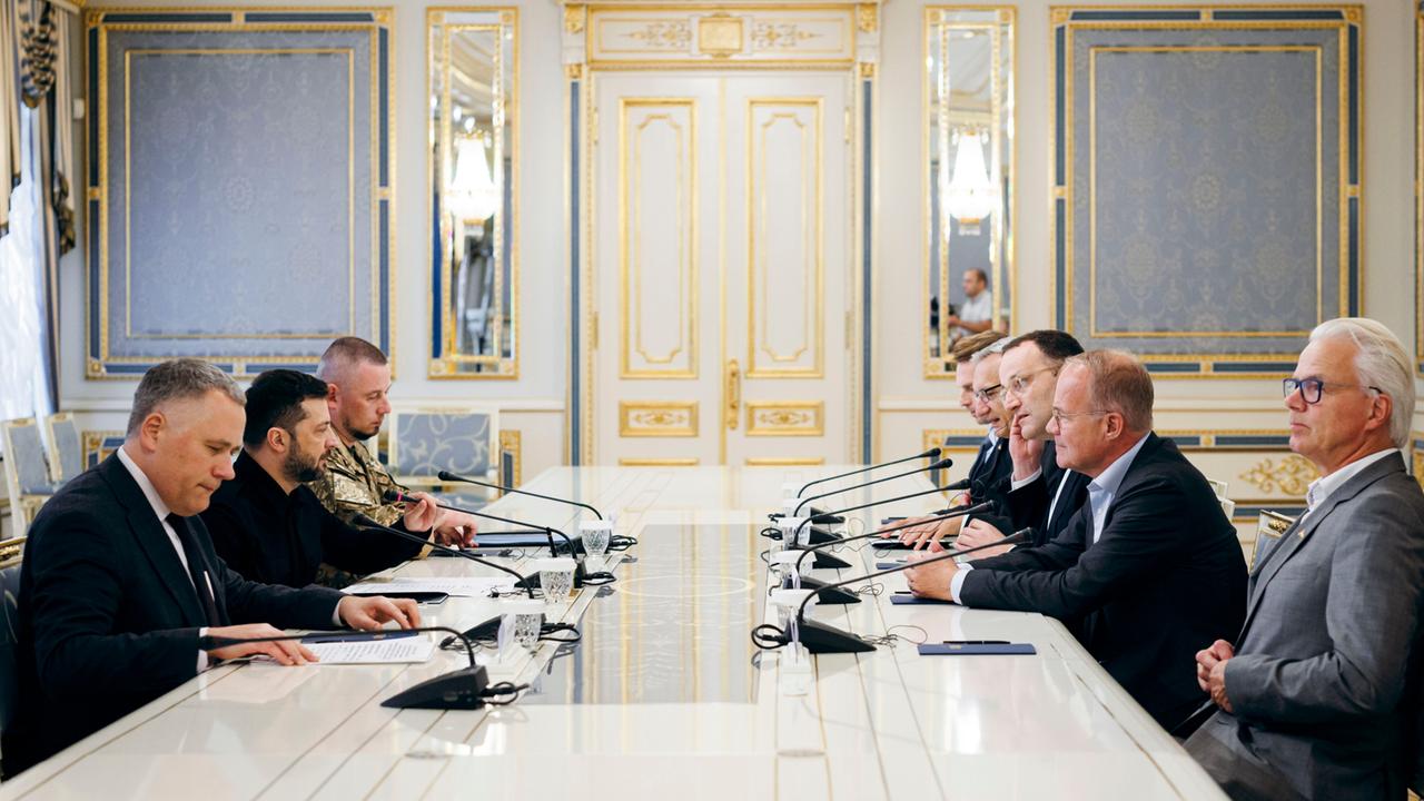 Ukraine-Liveblog: ++ Spahn: Spahn und Miersch treffen Selenskyj ++