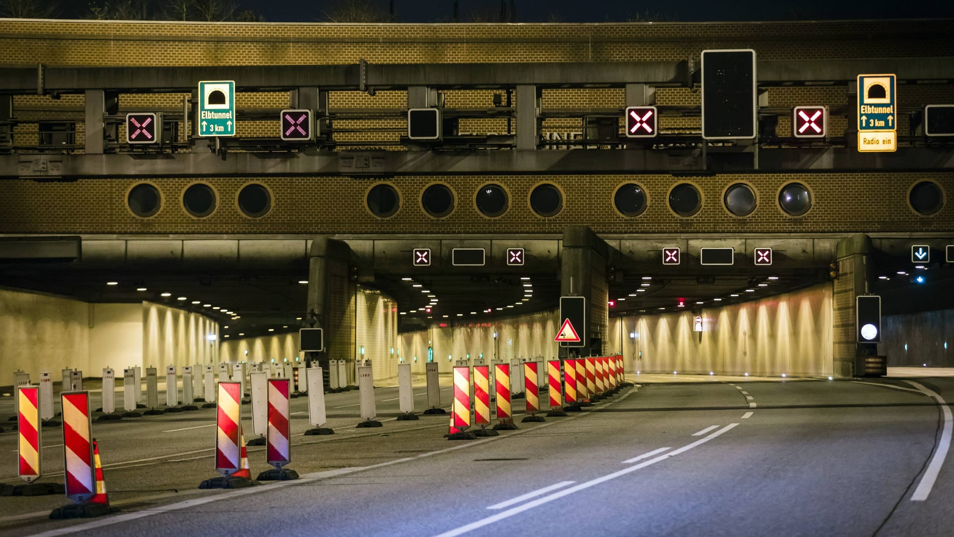 Sperrung des Elbtunnels (Archivfoto): Autofahrten durch Hamburg werden am Wochenende zur Geduldsprobe.