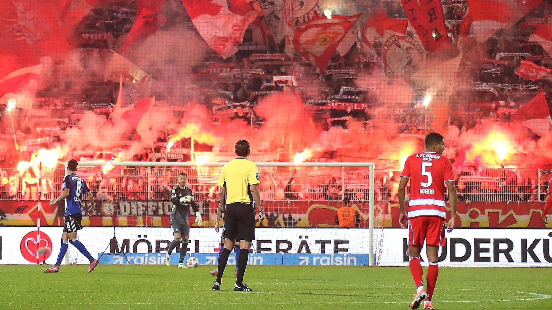 Spiel unterbrochen: Auf den Tribünen gab es während der Partie mehrfach Aktionen mit Pyrotechnik.