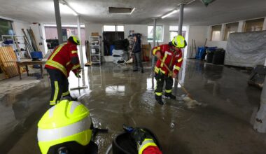 Einsatzkräfte der Feuerwehr sind nach einem Unwetter mit Wassersaugern in einem überfluteten Gebäude im Einsatz.