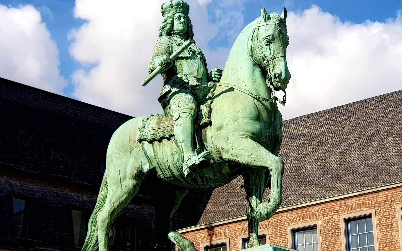 Die Statue von Jan Wellem vor dem Düsseldorfer Rathaus.