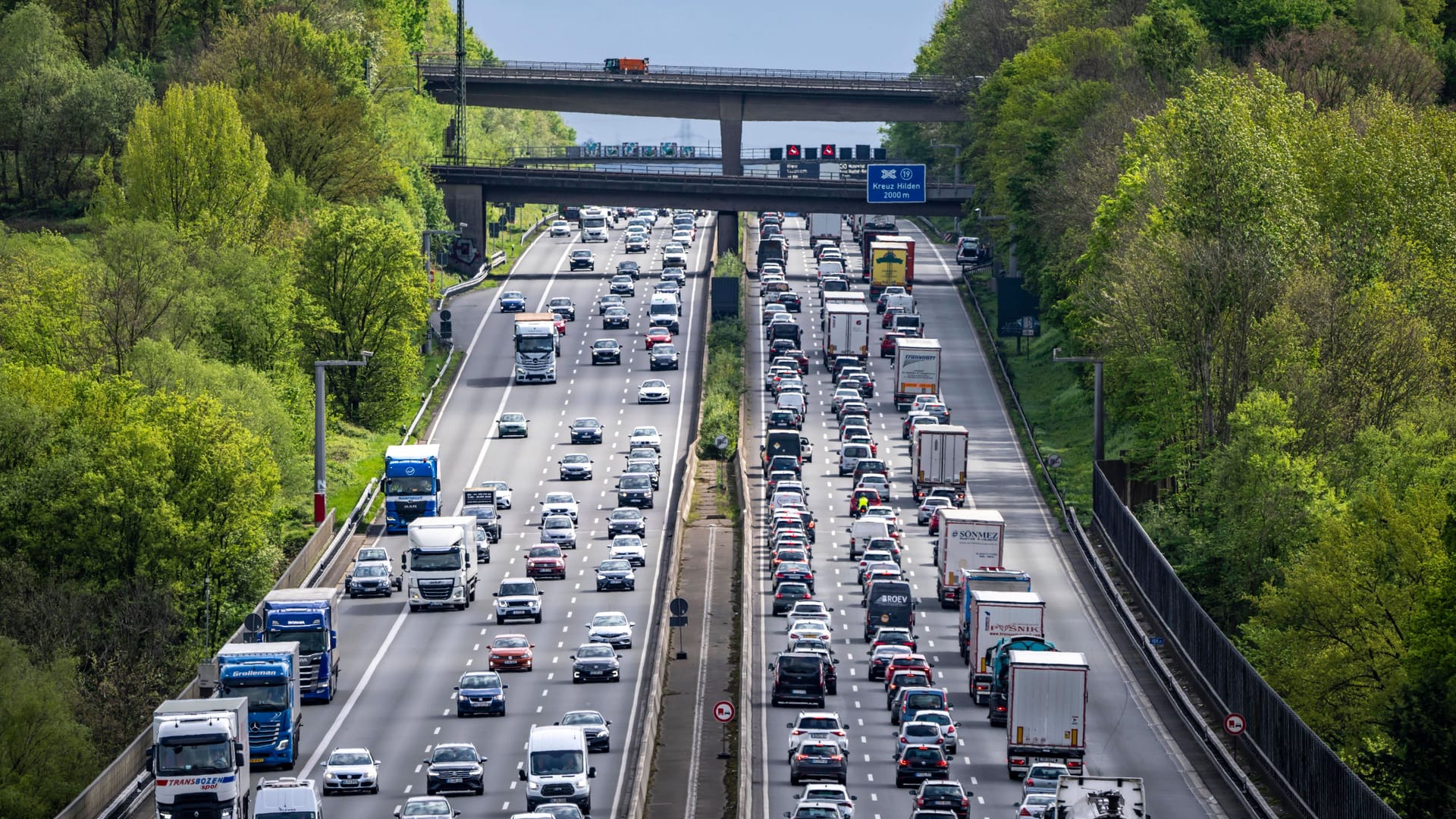 Stau auf der A3 in Nordrhein-Westfalen: Ein Laster mit Elektrogeräten kippte auf die Seite.