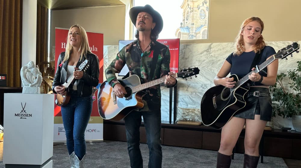 Stefanie Hertel mit Familienband bei HOPE-Gala in Dresden