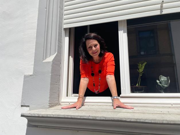 Die Heimat des inneren Kindes: Stefanie Stahl guckt aus ihrer Praxis in Trier.