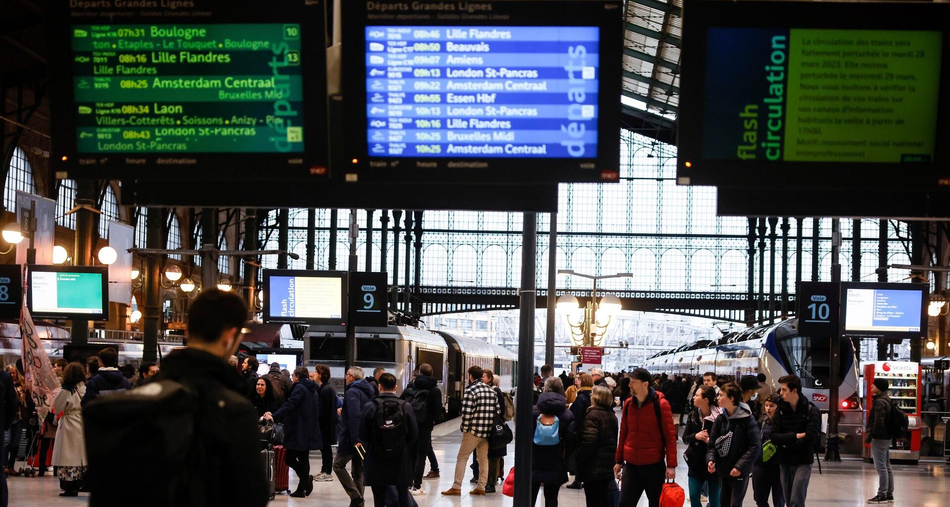 Frankreich, Paris: Reisende warten am Bahnhof Gare du Nord in Paris.