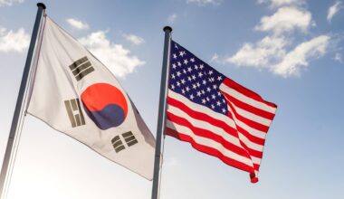 An zwei Fahnenmasten hängen die Flaggen Südkoreas und der USA und wehen im Wind.