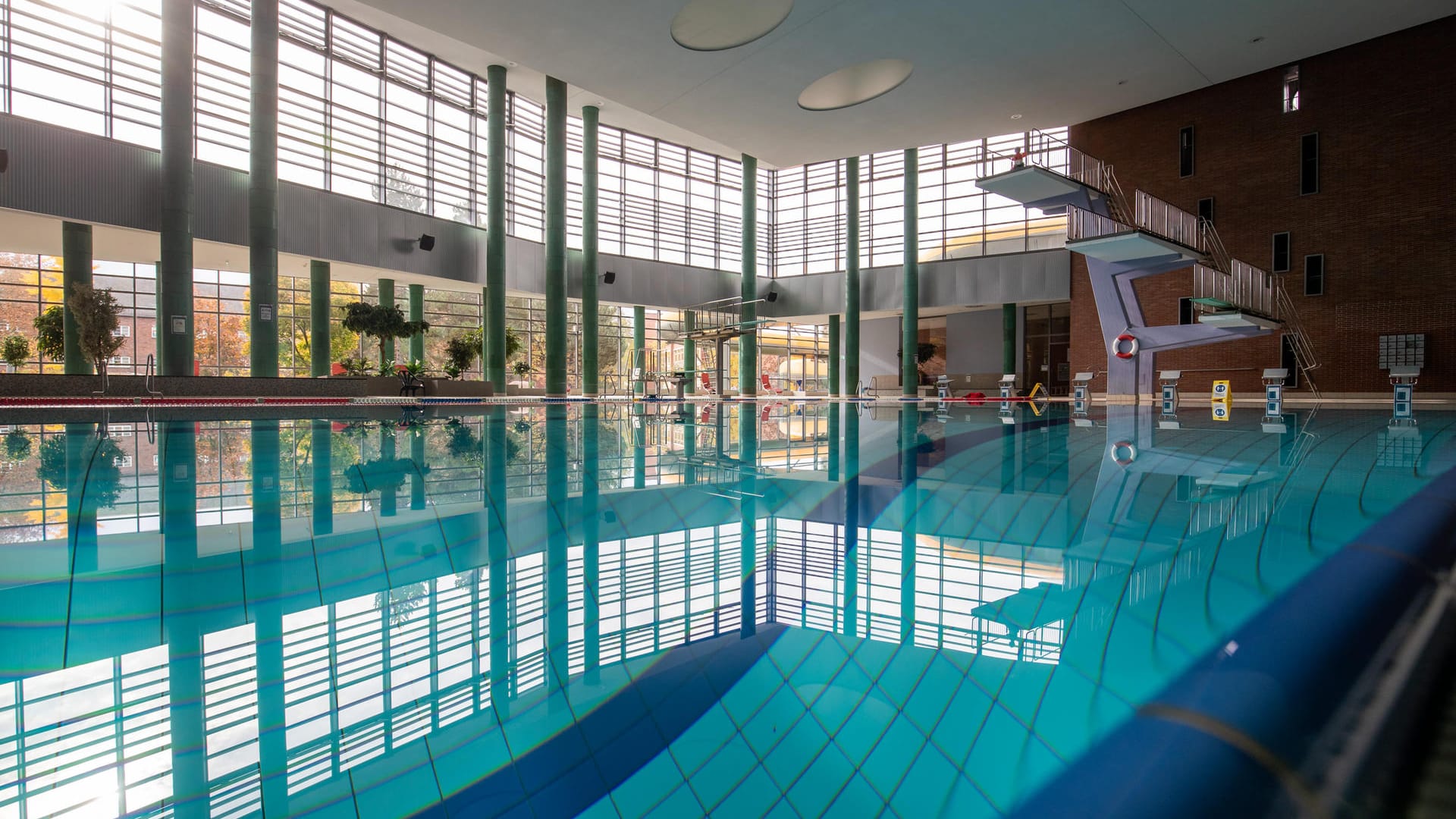 Südstadtbad in Nürnberg: In Bayern heizen einige Bäderbetreiber ihre Becken weniger, um Gas zu sparen. Südstadtbad in Nürnberg: In Bayern heizen einige Bäderbetreiber ihre Becken weniger, um Gas zu sparen.