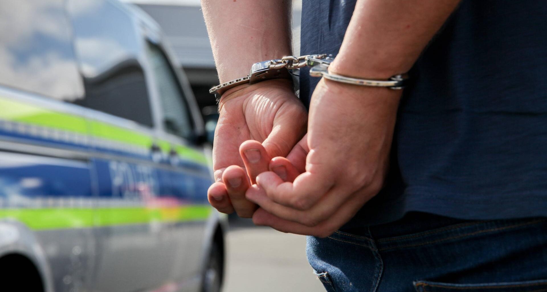 Wiesbaden: Betrunkener greift Polizisten an | hessenschau.de