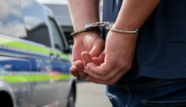 Wiesbaden: Betrunkener greift Polizisten an | hessenschau.de