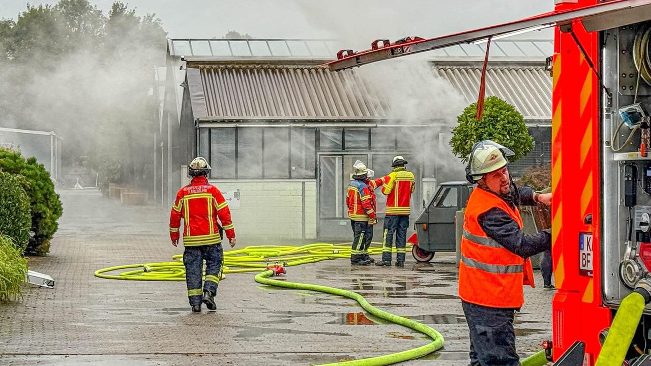 Baden-Württemberg: Brand in Gärtnerei in Karlsruhe-Hagsfeld: Fenster und Türen geschlossen halten
