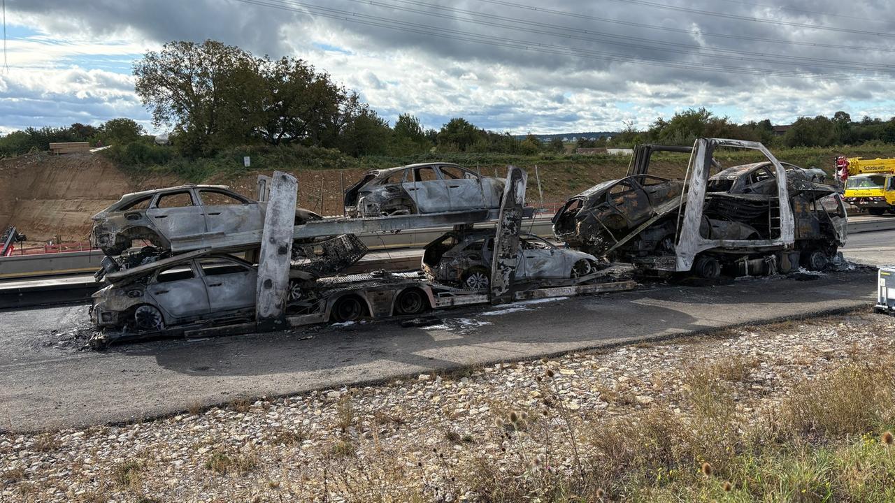 Baden-Württemberg: Autotransporter ausgebrannt - A8 bei Pforzheim bleibt gesperrt