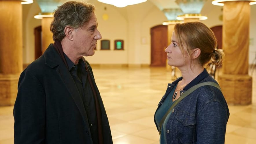 Szene aus einer neuen Folge von "Theresa Wolff": Dr. Theresa Wolff (Nina Gummich, r.) konfrontiert den Dirigenten Viktor Radenko (Stefan Kurt, l.).