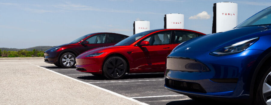 Ein Reihe Tesla-Automobile beim Laden am V4 Supercharger.