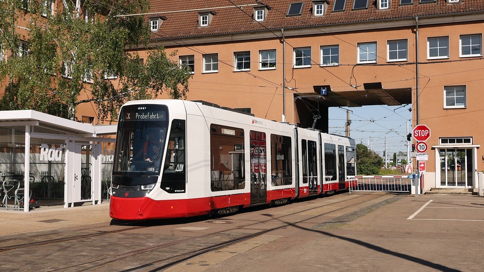 Nach Rumpelstart: Neue Straßenbahn in Halle startet in Probebetrieb