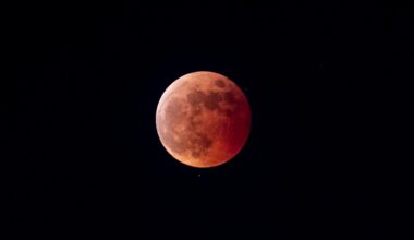 Totale Mondfinsternis am Abendhimmel zu sehen