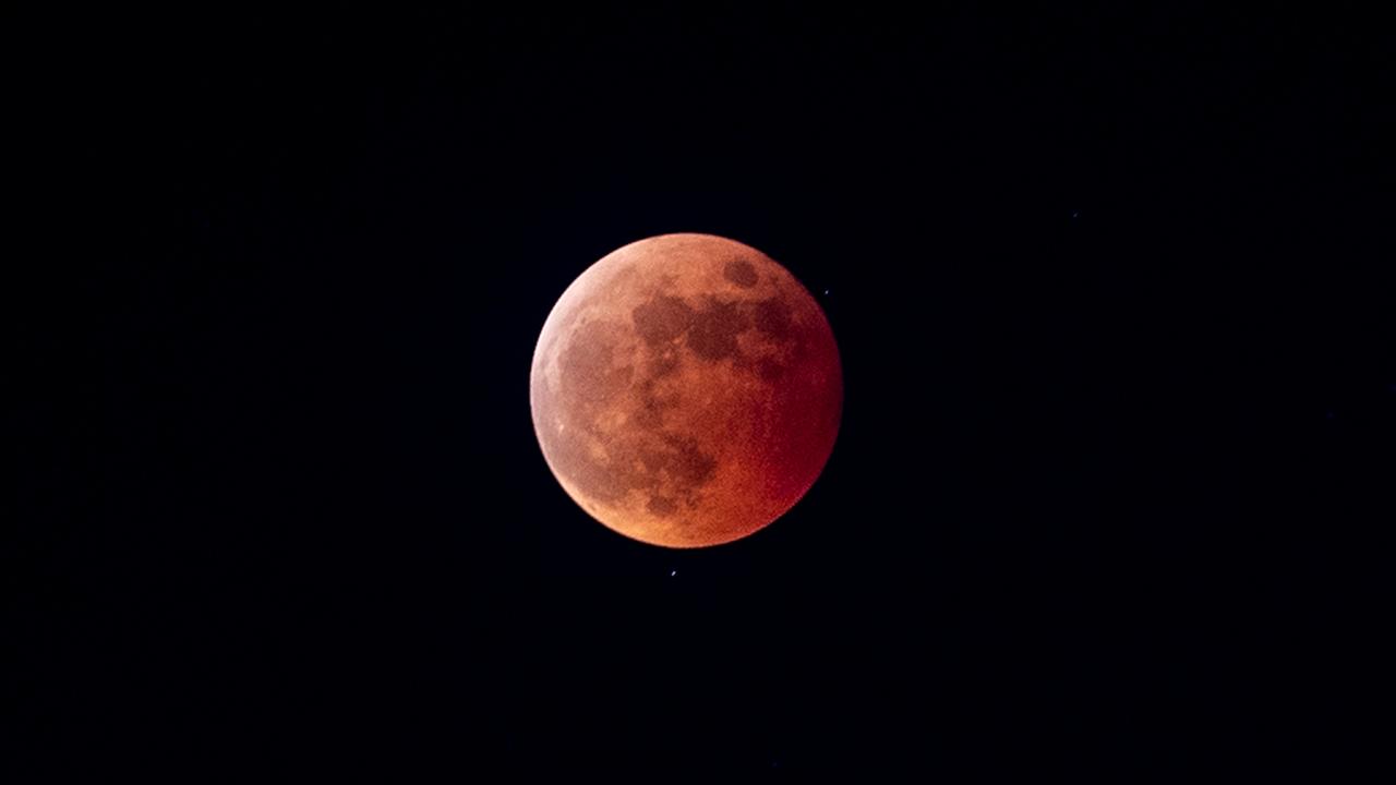 Totale Mondfinsternis am Abendhimmel zu sehen