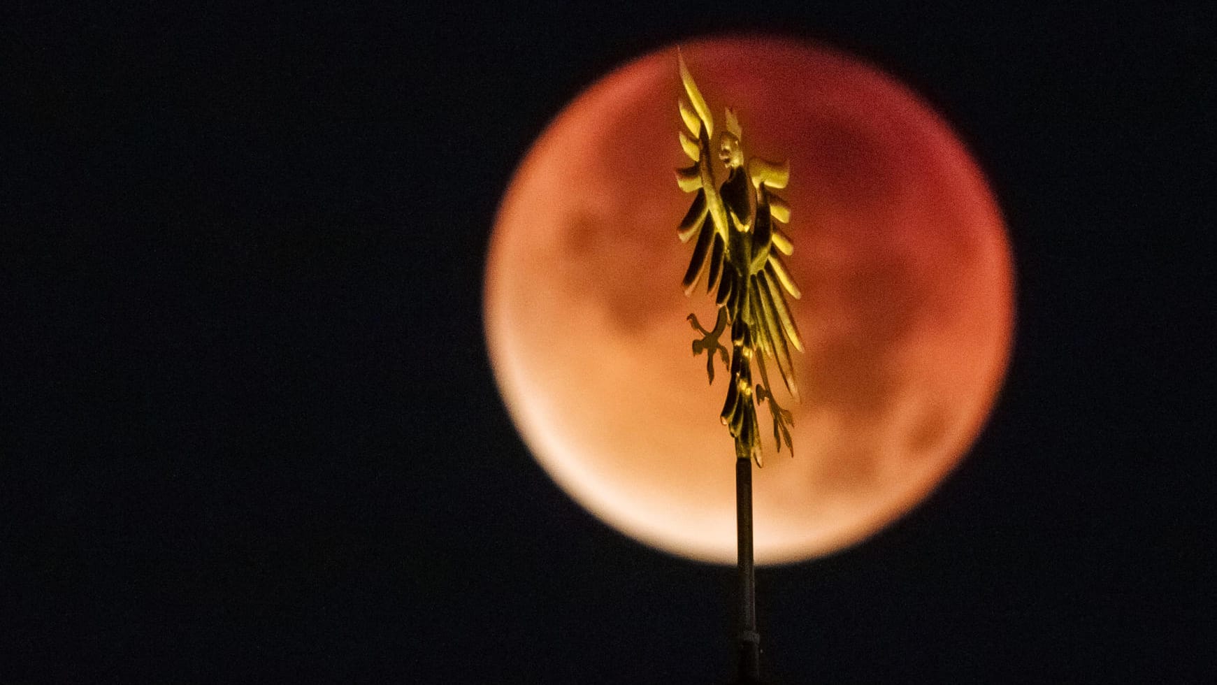 Totale Mondfinsternis: Bei einer Mondfinsternis steht die Erde auf einer geraden Linie zwischen Sonne und Mond.