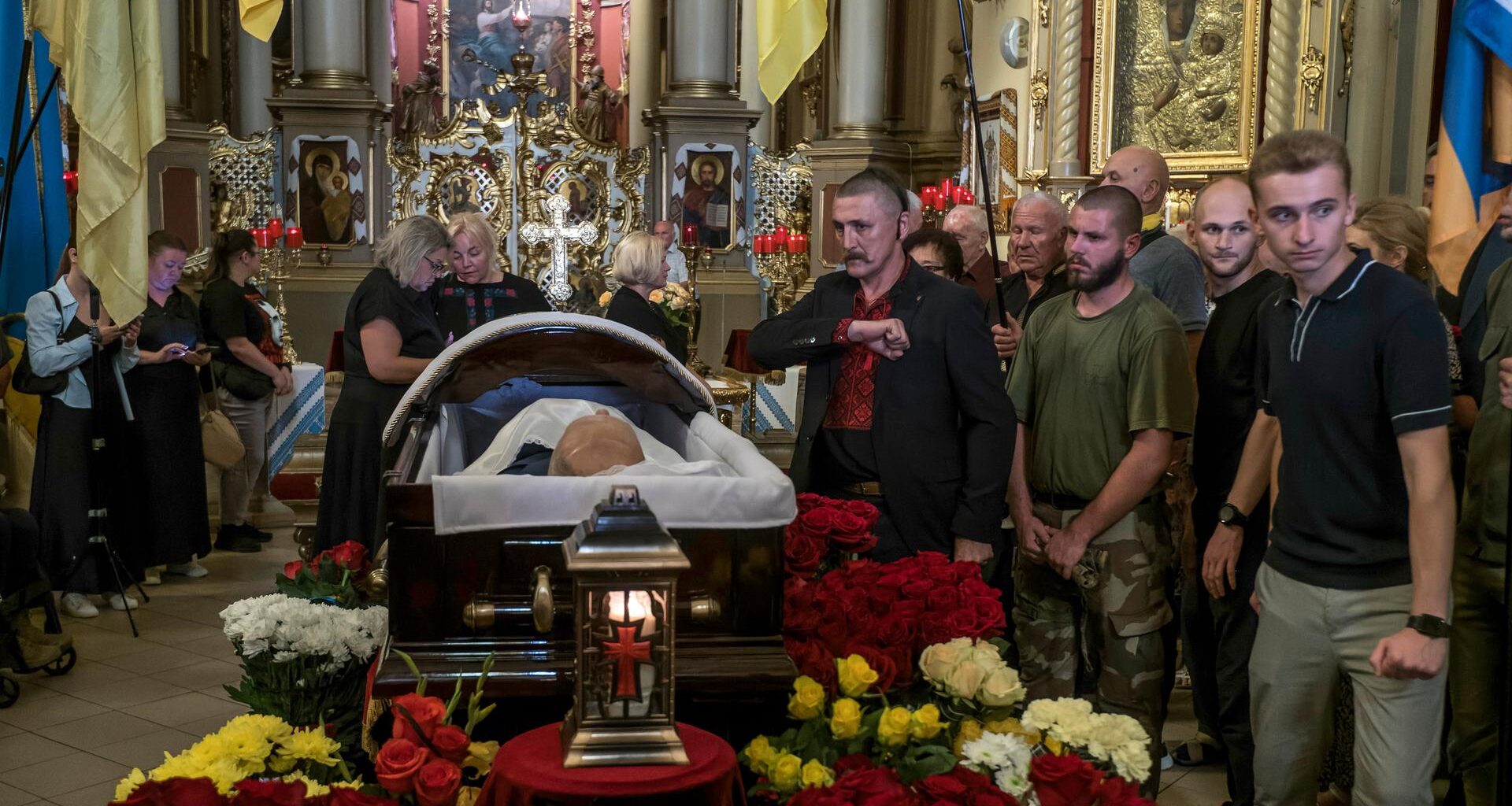 Ukraine, Lwiw: Menschen trauern am Sarg des ehemaligen ukrainischen Parlamentspräsidenten Andrij Parubij, der am 30.08.2025 auf offener Straße erschossen worden war.