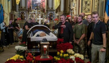 Ukraine, Lwiw: Menschen trauern am Sarg des ehemaligen ukrainischen Parlamentspräsidenten Andrij Parubij, der am 30.08.2025 auf offener Straße erschossen worden war.